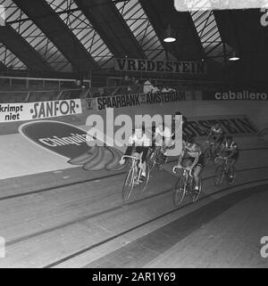 Six jours de cyclisme RAI Amsterdam, Couple de deuxième journée Duyndam-Eugen en action Date: 12 décembre 1969 lieu: Amsterdam, Noord-Holland mots clés: Nom du vélo: RAI Banque D'Images