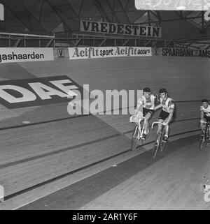 Six jours de cyclisme RAI Amsterdam, Couple de deuxième journée Duyndam-Eugen en action Date: 12 décembre 1969 lieu: Amsterdam, Noord-Holland mots clés: Nom du vélo: RAI Banque D'Images