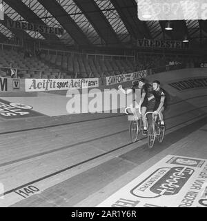 Six jours de cyclisme RAI Amsterdam, Couple de deuxième journée Oldenburg-Loeveseijn en action Date: 12 décembre 1969 lieu: Amsterdam, Noord-Holland mots clés: Nom du vélo: RAI Banque D'Images