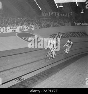 Terminez six jours à vélo RAI Amsterdam. Couple gagnant Post (à gauche) et Deloof pendant le tour honorifique avec couronne Date: 17 décembre 1969 lieu: Amsterdam, Noord-Holland mots clés: Cyclen Nom personnel: Post Nom de l'institution: RAI Banque D'Images