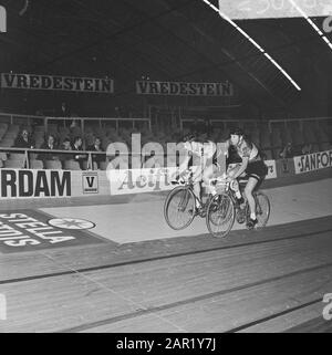 6 jours de vélo à la RAI Amsterdam. Gerard Kool (à droite) et Piet de Wit Exchange Date : 15 décembre 1969 lieu : Amsterdam, Noord-Holland mots clés : Cyclen Nom personnel : Gerard Kool, Wit, Piet de Banque D'Images