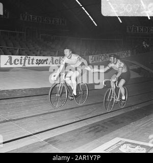 6 jours de vélo à la RAI Amsterdam. Klaus Bugdahl Et Dieter Kemper Change Date : 15 Décembre 1969 Lieu : Amsterdam, Noord-Holland Mots Clés : Vélo De Piste Nom Personnel : Bugdahl, Klaus, Kemper, Dieter Banque D'Images