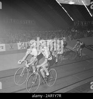Terminez six jours à vélo RAI Amsterdam. Couple gagnant Post (à gauche) et Deloof pendant le tour honorifique avec couronne Date: 17 décembre 1969 lieu: Amsterdam, Noord-Holland mots clés: Cyclen Nom personnel: Post Nom de l'institution: RAI Banque D'Images