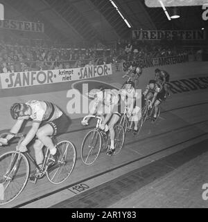 Terminez six jours à vélo RAI Amsterdam. Couple gagnant Post (à gauche) et Deloof pendant le tour honorifique avec couronne Date: 17 décembre 1969 lieu: Amsterdam, Noord-Holland mots clés: Cyclen Nom personnel: Post Nom de l'institution: RAI Banque D'Images