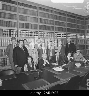 Trois partis progressistes (PvdA, D66, PPR) présentent un cabinet d'ombre Date : 18 novembre 1972 mots clés : portraits de groupe, politiciens, politiques Banque D'Images