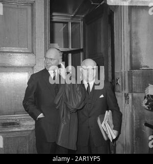Crise gouvernementale 1966 Ministre des Finances Anne Vondeling (PvdA) et Ministre de la Justice Ivo Samkalden (PvdA) arrivent pour la dernière réunion du Conseil des Ministres à la Binnenhof Date : 14 octobre 1966 lieu : la Haye, Zuid-Holland mots clés : Ministres-présidents, politique, crises gouvernementales Nom personnel : Samkalden, Ivo, Vondeling, Anne Banque D'Images