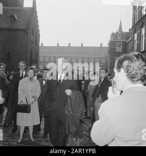 Crise du gouvernement 1966 la ministre des Finances Anne Vondeling (PvdA) arrive avant la dernière réunion du Conseil des ministres au Binnenhof Date: 14 octobre 1966 lieu: La Haye, Zuid-Holland mots clés: Ministres, politique, crises gouvernementales Nom personnel: Vondeling, Anne Banque D'Images