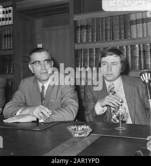 Trois partis progressistes (PvdA, D66, PPR) présentent un cabinet fantôme, A. de Goede (à gauche) et M. van Dam Date: 18 novembre 1972 lieu: La Haye mots clés: Politiciens, nom de La Personne politique: Dam, Marcel van, Gode, A. de Institutionname: D66, PPR, PvdA Banque D'Images