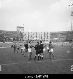 Match de football DWS - Elinkwijk à Amsterdam: 6-2 v.l.n.n. Frans Geurtsen, juge de la frontière, arbitre, Vonhoff, Waayenberg et Boogaard Date : 16 octobre 1966 lieu : Amsterdam, Noord-Holland mots clés : arbitres, sport, football Nom personnel : Geurtsen, Frans Banque D'Images