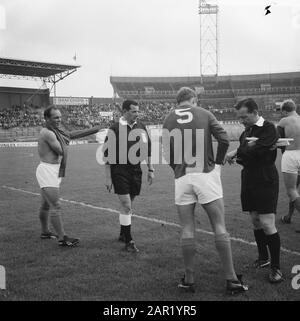 Match de football DWS - Elinkwijk à Amsterdam: 6-2 costumes au Veld, v.l.n.n. Boogaard, arbitre Bijleveld, Pijlman et juge aux frontières Date : 16 octobre 1966 lieu : Amsterdam, Noord-Holland mots clés : arbitres, sports, football Banque D'Images