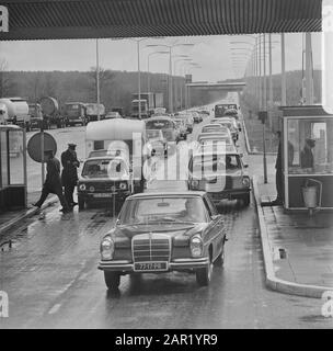 Imprimé de Pâques au poste frontalier Emmerich Date : 19 avril 1973 mots clés : postes frontière, trafic Banque D'Images