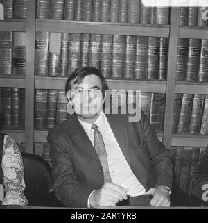 Trois parties progressistes (PvdA, D66, PPR) présentant l'armoire des ombres, drs. J. P. Pronk (kop) Date : 18 novembre 1972 lieu : la Haye mots clés : politiciens, nom De La Personne politique : Pronk, Jan Nom de l'institution : D66, PPR, PvdA Banque D'Images