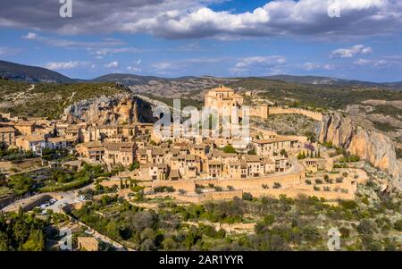 Village d'Alquezar en Sierra de Guara dans les Pyrénées espagnoles près de Huesca, Aragon, Espagne Banque D'Images