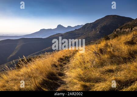 Vue sur la chaîne de montagnes Sierra de Guara vue de Salto de Roldan dans les Pyrénées espagnoles, Espagne Banque D'Images