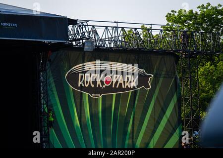 Nuremberg, ALLEMAGNE - juin 04, 2019: 'Rock im Park' rock et hip-hop festival de musique d'été à Nuremberg, Allemagne étape de construction avec les travailleurs buildin Banque D'Images