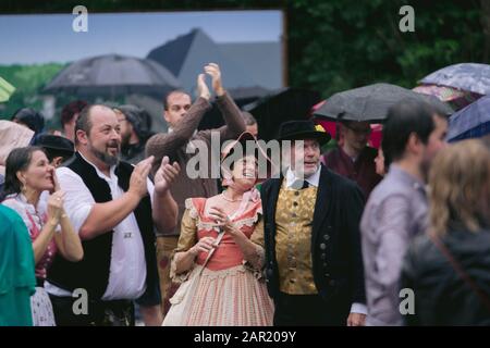 Munich, ALLEMAGNE - 21 juin 2019: Les habitants de la traditionnelle bavaroise allemande "tracht" appelé dirndl dansant pendant l'événement "Kochreball" sur humide très pluvieux W Banque D'Images