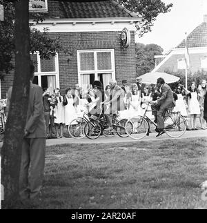 Princesse Beatrix et Prins Claus, deuxième jour sur la moto pendant la visite de travail à Drenthe Date: 20 septembre 1973 lieu: Drenthe mots clés: Bicyclettes, princesses, visites de travail Nom personnel: Beatrix, princesse, Claus, prince Banque D'Images