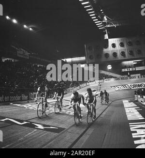 Cyclisme six jours à l'Ahoyhal à Rotterdam Aperçu de la piste cyclable avec cyclistes Date: 17 janvier 1974 lieu: Rotterdam, Zuid-Holland mots clés: Cyclisme, cyclistes Nom de l'établissement: Ahoy Banque D'Images