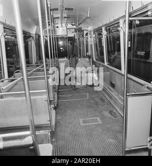 Les sièges sont pris des tramways d'Amsterdam pour plus d'espace en vue de la prochaine distribution d'essence UN mécanicien travaille sur les sièges Date: 4 janvier 1974 lieu: Amsterdam, Noord-Holland mots clés: Mécanique, trams Banque D'Images