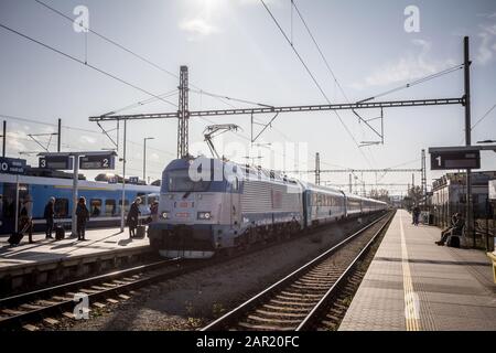 Brno, TCHÉQUIE - 6 NOVEMBRE 2019: Eurocity EC 279 Metropolitan, reliant Prague à Budapest en train, en quittant Brno Dolni Nadrazi gare Banque D'Images