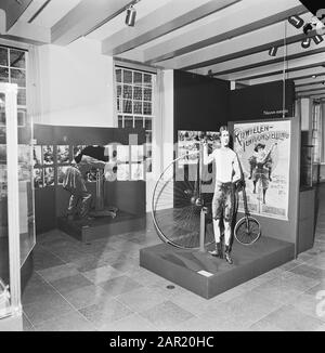 Exposition Amsterdam sous la vapeur au Musée historique d'Amsterdam vélo et affiche Date : 7 mars 1974 lieu : Amsterdam, Noord-Holland mots clés : bicyclettes, musées Banque D'Images