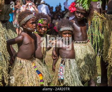 Sing-Sing à Bougainville, Papouasie-Nouvelle-Guinée. Festival de village coloré à Bougainville avec musique et danse Banque D'Images