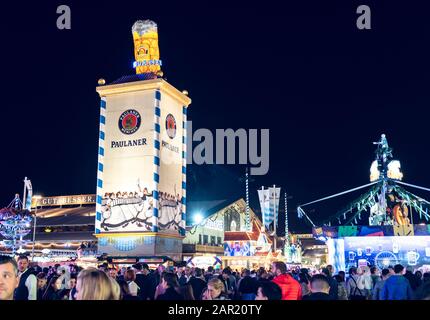 Munich, ALLEMAGNE - 29 septembre 2019: Les gens et l'attraction à munich bavaria Oktoberfest célèbre festival folklorique illuminé les gens pendant la nuit sombre li Banque D'Images