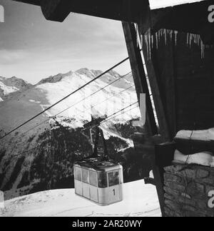 Famille royale à Sankt Anton. Téléphérique Date: 29 décembre 1950 lieu: Autriche, Tyrol mots clés: Montagnes, télécabines, paysages Banque D'Images