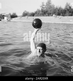 Entraînement de natation mené par l'entraîneur Jan Sender Jan Sender en tant que joueur de water-polo Date: 27 juillet 1948 lieu: Hilversum mots clés: Entraînement sportif, nom De la personne de natation: Sender, Jan Banque D'Images