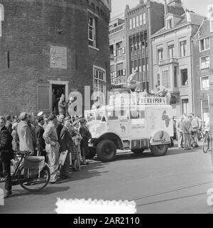 Départ Expédition Du Cap Au Départ D'Amsterdam. Dromedaris II avec le Trader Karei Kramer (25) derrière la roue et le technicien de voiture Jan Helms (28), aller à travers le toit du camion de jungle, à l'affût, A commencé exactement un quart après onze du Prince Hendrikkade pour leur voyage aventureux et commercial du 3 mars à l'Union du Sud - Afrique. Annotation: Sur les traces de Van Riebeeck HOLLAND GARÇONS AU CAP. Le Telegraph. Amsterdam, 15-05-1952 Vu à Delpher le 12-05-2017, resolver.kb.en/ resolve?urn=ddd:110585505:mpeg21:a0120 Date: 14 mai 1952 lieu: Amsterdam, Noord-H Banque D'Images