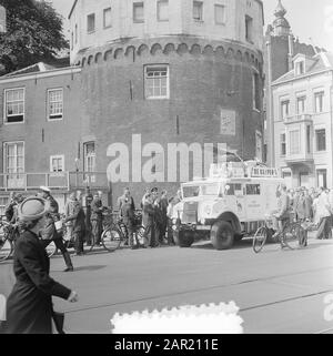 Départ Expédition Du Cap Au Départ D'Amsterdam. Dromedaris II avec le Trader Karei Kramer (25) derrière la roue et le technicien de voiture Jan Helms (28), aller à travers le toit du camion de jungle, à l'affût, A commencé exactement un quart après onze du Prince Hendrikkade pour leur voyage aventureux et commercial du 3 mars à l'Union du Sud - Afrique. Annotation: Sur les traces de Van Riebeeck HOLLAND GARÇONS AU CAP. Le Telegraph. Amsterdam, 15-05-1952 Vu à Delpher le 12-05-2017, resolver.kb.en/ resolve?urn=ddd:110585505:mpeg21:a0120 Date: 14 mai 1952 lieu: Amsterdam, Noord-H Banque D'Images