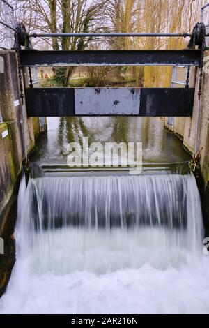 L'eau se précipitant au-dessus d'une barrière inclinable sur la rivière Slea près du moulin de Coggesford Watermill à Sleaford, Lincolnshire Banque D'Images