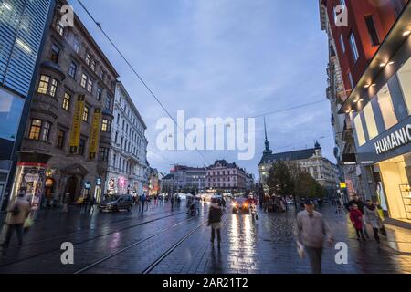 Brno, TCHÉQUIE - 5 NOVEMBRE 2019: Panorama de la place Namesti Svobody, la place principale et le symbole du centre ville de Brno, au crépuscule sous la pluie Banque D'Images