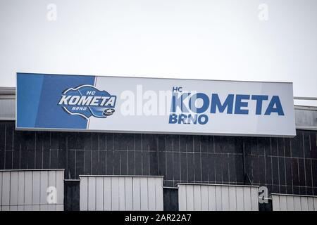 Brno, TCHÉQUIE - 5 NOVEMBRE 2019: Logo HC Kometa devant leur arène, DRFG Arena ou Hala Rondo, à Brno. C'est la principale équipe de hockey sur glace Banque D'Images