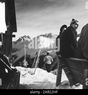 Paysage etc Tyrol famille royale à Sankt Anton. Reposez les skieurs dans une cabane de montagne Date: 29 décembre 1950 lieu: Autriche, Tyrol mots clés: Tourisme, sports d'hiver Banque D'Images