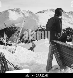 Paysage etc Tyrol famille royale à Sankt Anton. Les skieurs de repos dans une cabane de montagne Annotation: Enfant en arrière-plan probablement princesse Margriet Date: 29 décembre 1950 lieu: Autriche, Tyrol mots clés: Tourisme, sports d'hiver Banque D'Images