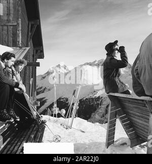 Paysage etc Tyrol famille royale à Sankt Anton. Reposez les skieurs dans une cabane de montagne Date: 29 décembre 1950 lieu: Autriche, Tyrol mots clés: Tourisme, sports d'hiver Banque D'Images
