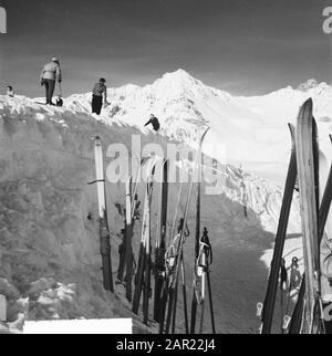 Paysage etc Tyrol famille royale à Sankt Anton. Skis debout sur la scène Date: 29 décembre 1950 lieu: Autriche, Tyrol mots clés: Paysages, ski, tourisme, sports d'hiver Banque D'Images