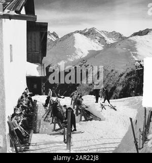 Paysage etc Tyrol famille royale à Sankt Anton. Amateurs de sports d'hiver au soleil Date: 29 décembre 1950 lieu: Autriche, Tyrol mots clés: Tourisme, sports d'hiver Banque D'Images