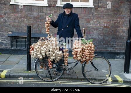 Londres, ROYAUME-UNI - 03 novembre 2007 : un oignon français traditionnel qui vend des oignons et de l'ail à partir de sa bicyclette Banque D'Images