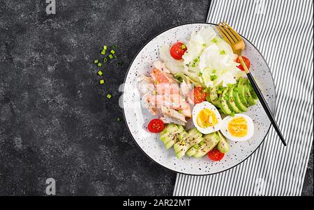 Petit déjeuner diététique kétogénique. Œufs, poisson et avocat, laitue et graines. Petit déjeuner copieux et peu copieux. Menu kéto/paleo. Vue sur le dessus, plat Banque D'Images