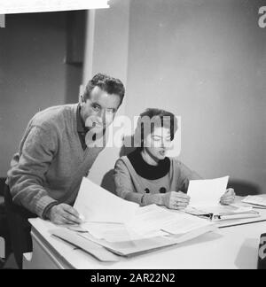Teddy et Henk Scholten Aller à la télévision allemande Date: 11 décembre 1961 Nom personnel: Scholten, Henk, Scholten, Teddy Nom de l'institution: TV Banque D'Images