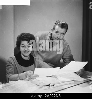 Teddy et Henk Scholten Aller à la télévision allemande Date: 11 décembre 1961 Nom personnel: Scholten, Henk, Scholten, Teddy Nom de l'institution: TV Banque D'Images