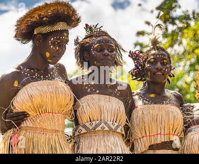 Sing-Sing à Bougainville, Papouasie-Nouvelle-Guinée. Festival de village coloré à Bougainville avec musique et danse Banque D'Images
