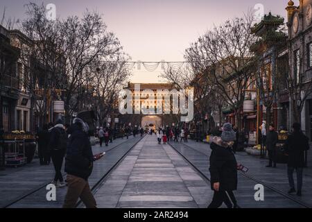 Beijing, Chine - 29 décembre 2018: Les turistes et les acheteurs marchent dans Qianmen Street à Beijing. En arrière-plan, la porte de Zhengyang. Banque D'Images