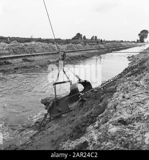 Normalisation des ruisseaux, fossés de creusement et d'amortissement, cousus de ponte, plongeurs et jardinage, travail, consolidation des terres, approfondissement, élargissement, draglines Date: Août 1958 lieu: Overijssel, Vriezenveen mots clés: Draglines, plongeurs et jardinage, fossés de creusage et d'amortissement, coupage, normalisation des ruisseaux, consolidation des terres, approfondissement, travaux Banque D'Images