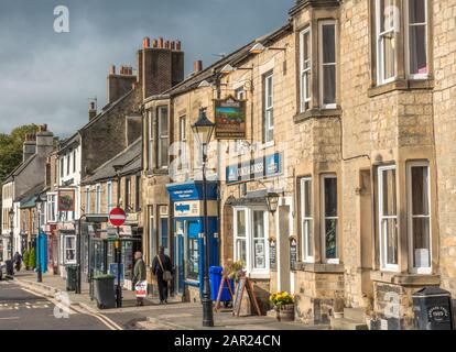 Boutiques d'époque, pub et bâtiments avec des gens, d'un côté de Galgate, dans la ville historique de marché de Barnard Castle, Teesdale, comté de Durham, Angleterre. Banque D'Images