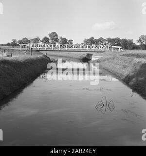 Normalisation des cours d'eau, fossés de creusement et d'amortissement, égouts de pose, plongeurs et jardinage, ponts, chemin, Wessinghuizen, Groningue Date : juillet 1957 lieu : Groningue, Wessinghuizen mots clés : ponts, plongeurs et jardinage, fossés de creusage et d'amortissement, égouts de pose, normalisation des cours d'eau Nom personnel : souvent Banque D'Images