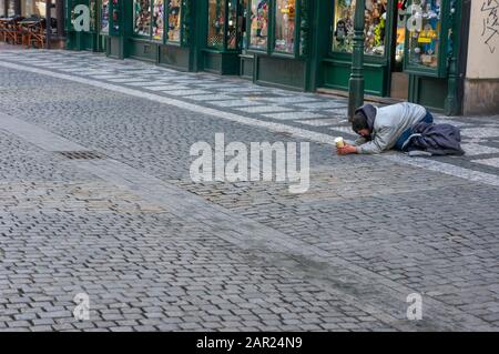 Prague, RÉPUBLIQUE TCHÈQUE – 22 JANVIER 2020 : un seul homme mendiant dans les rues de la vieille ville Banque D'Images