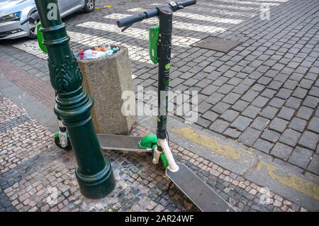 Prague, RÉPUBLIQUE TCHÈQUE – 22 JANVIER 2020 : scooters de chaux stationnés à côté de poubelles dans le centre de Prague Banque D'Images